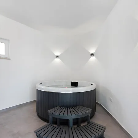 Lavish In With Bubble Bath Holiday home